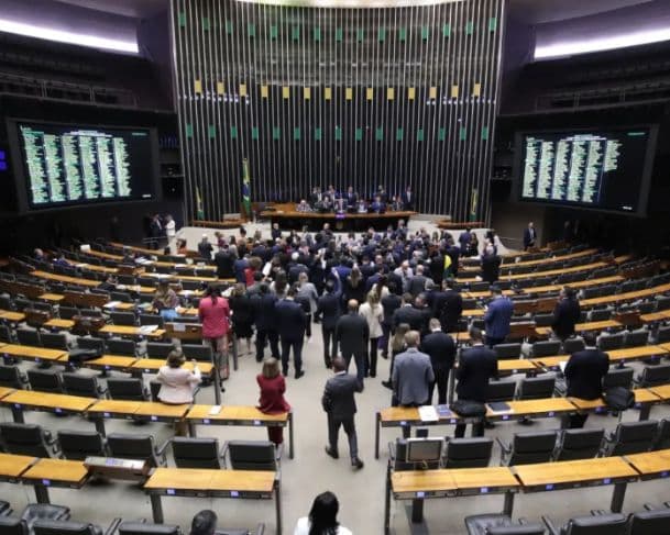 Câmara aprova emenda que retira direito ao voto de presos provisórios; texto vai ao Senado