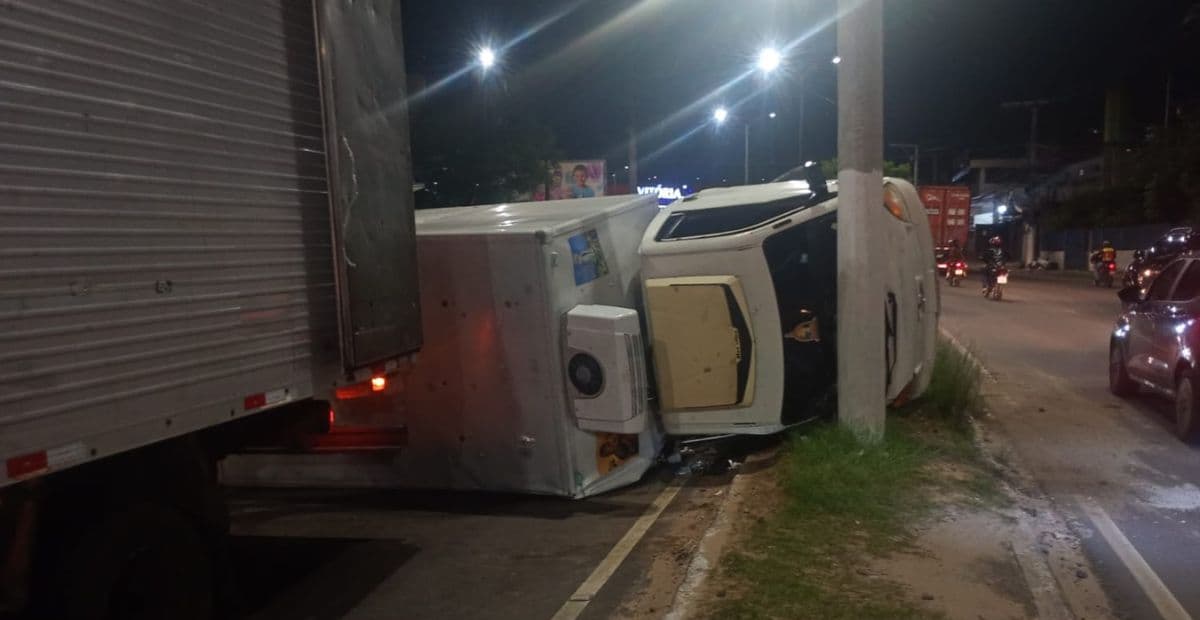 Caminhão capota em frente à Feira do Coroado nesta segunda-feira (13)