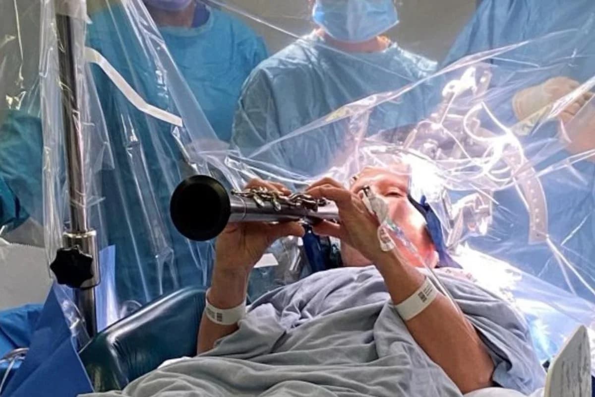 Mulher com Parkinson toca clarinete durante cirurgia cerebral, na Inglaterra