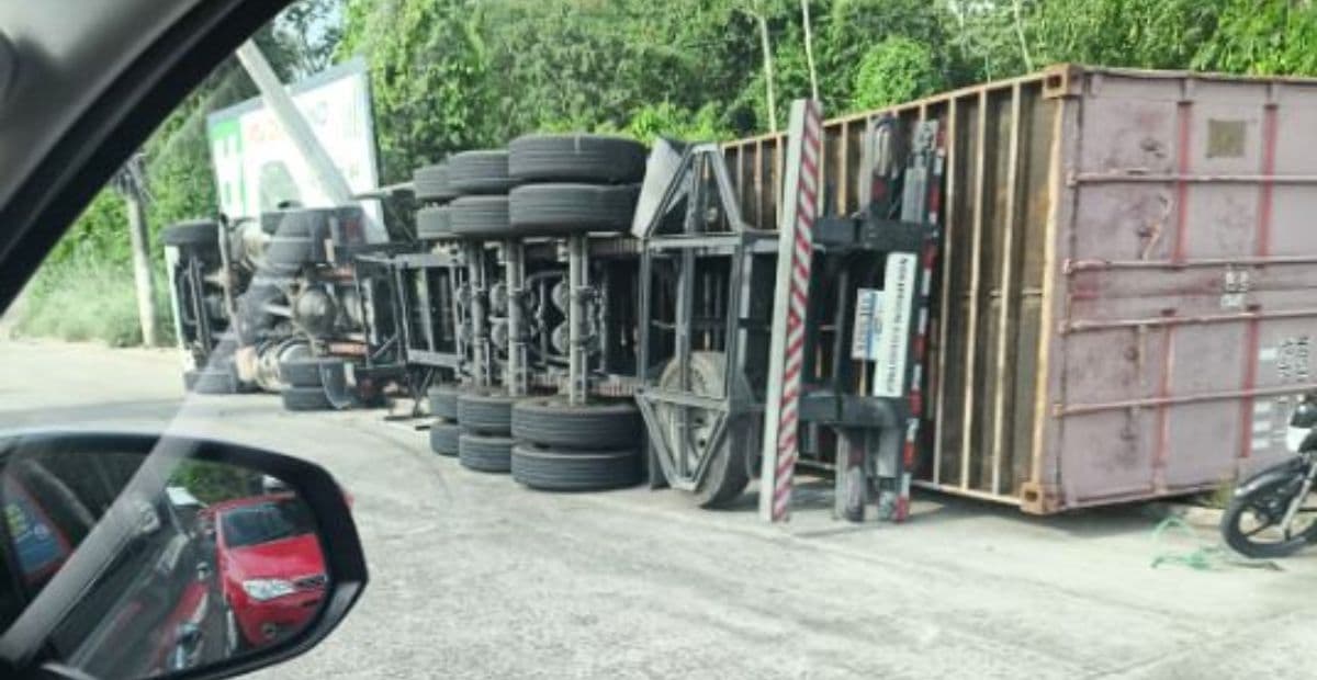 Carreta tomba e derruba poste no Distrito Industrial