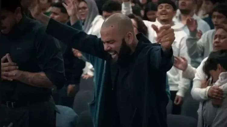 Daniel Alves aparece como pregador em culto de igreja na Espanha