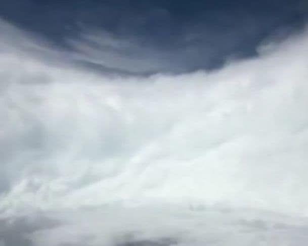 Olho do Furacão Melissa: vídeo mostra tempestade de raios e ventos de 300km/h