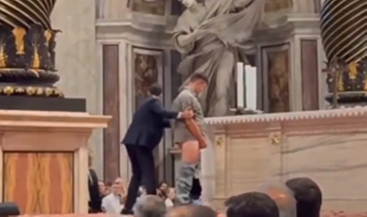 Homem urina no altar da Basílica de São Pedro no Vaticano e vídeo viraliza