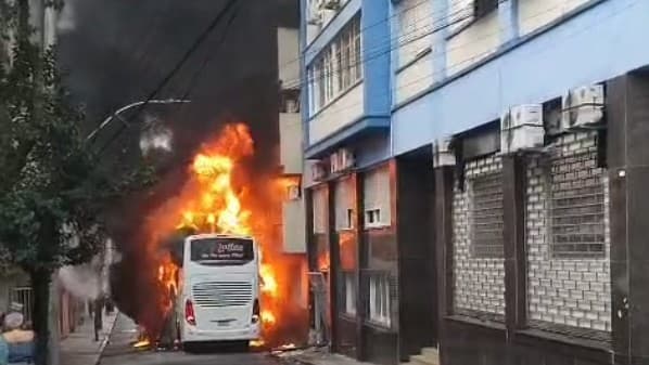 VÍDEO: Ônibus com estudantes pega fogo em Porto Alegre