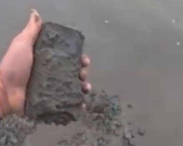 Caçador de tesouros encontra Iphone novo em praia com detector de metal
