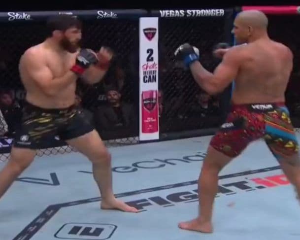 Poatan vence Magomed por nocaute técnico e recupera cinturão dos meio-pesados do UFC