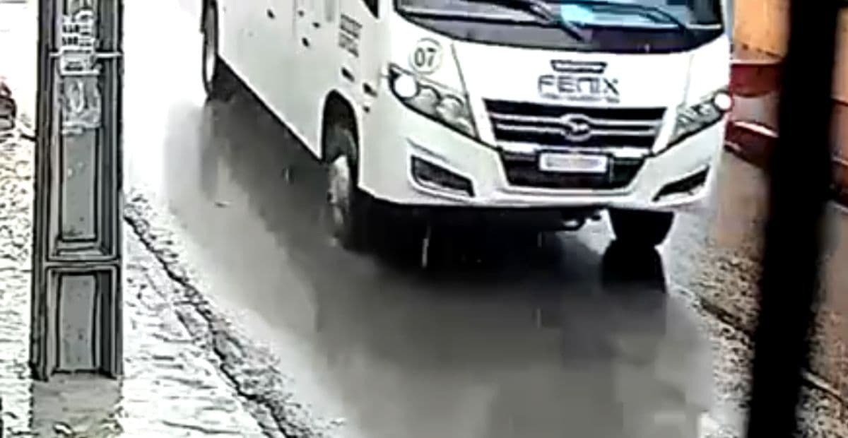 Motociclista é arremessado após colisão com micro-ônibus no Alvorada