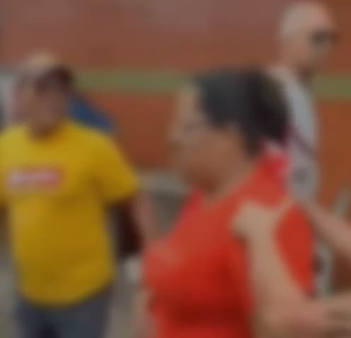 Mulher sobrevive a tentativa de feminicídio e suspeito é imobilizado por populares