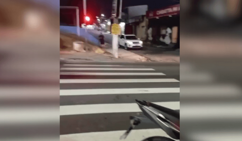 VÍDEO: Mulher fica ferida após motociclista furar sinal veremelho em Manaus
