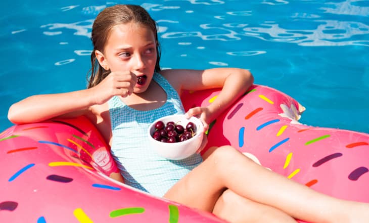 Entrar na piscina depois de comer faz mal? Especialistas respondem