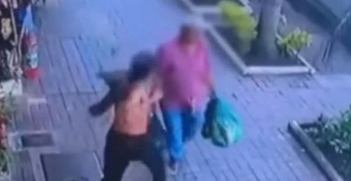 Jovem é preso após dar soco em rosto de senhor em calçada; veja vídeo