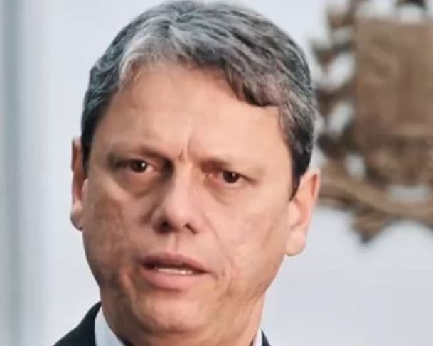 Tarcísio de Freitas pede desculpas por piada sobre metanol: “Não cabia naquele momento”