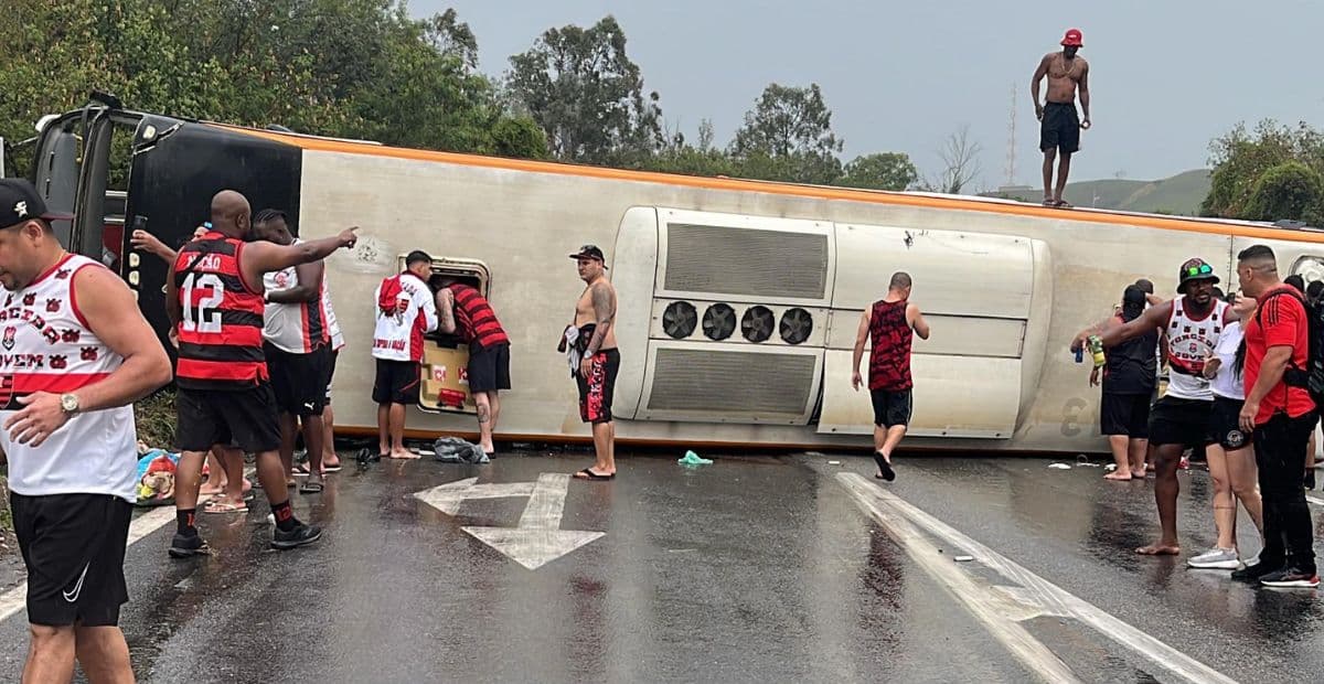 Ônibus da torcida organizada do Flamengo capota a caminho de Buenos Aires