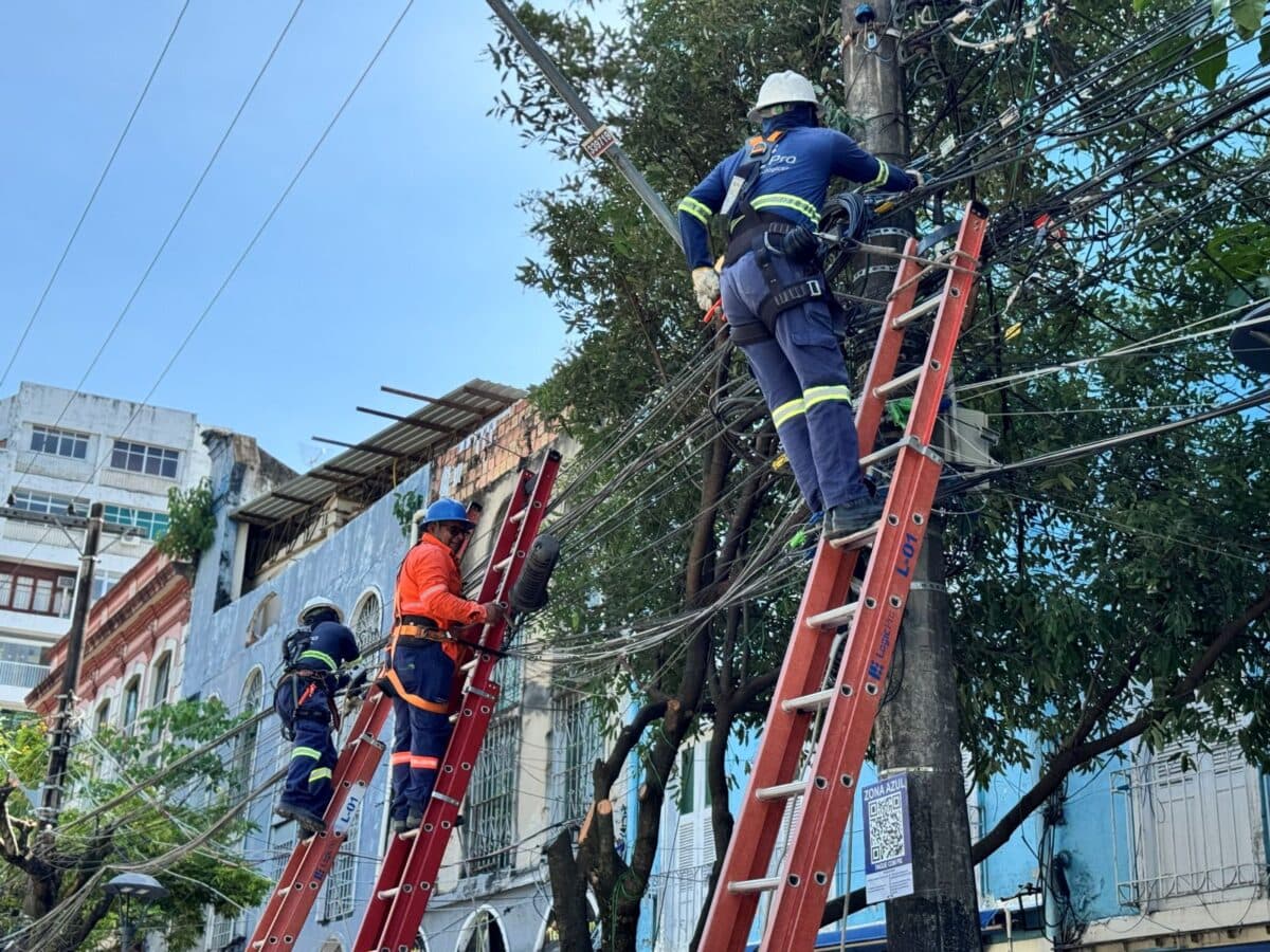 Cerca de 7,5 toneladas de fios são retirados de postes no Centro de Manaus