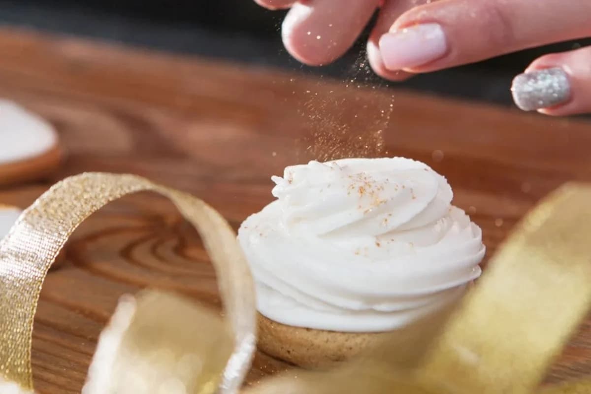 Anvisa suspende vendas de 4 marcas de glitters usados em doces: Saiba quais