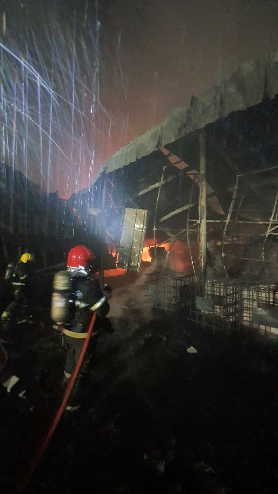 Autoridades investigam incêndio em fábrica de reciclagem em Manaus