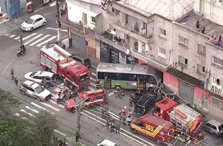 Micro-ônibus atinge carro, invade casa e deixa feridos na zona Norte de São Paulo