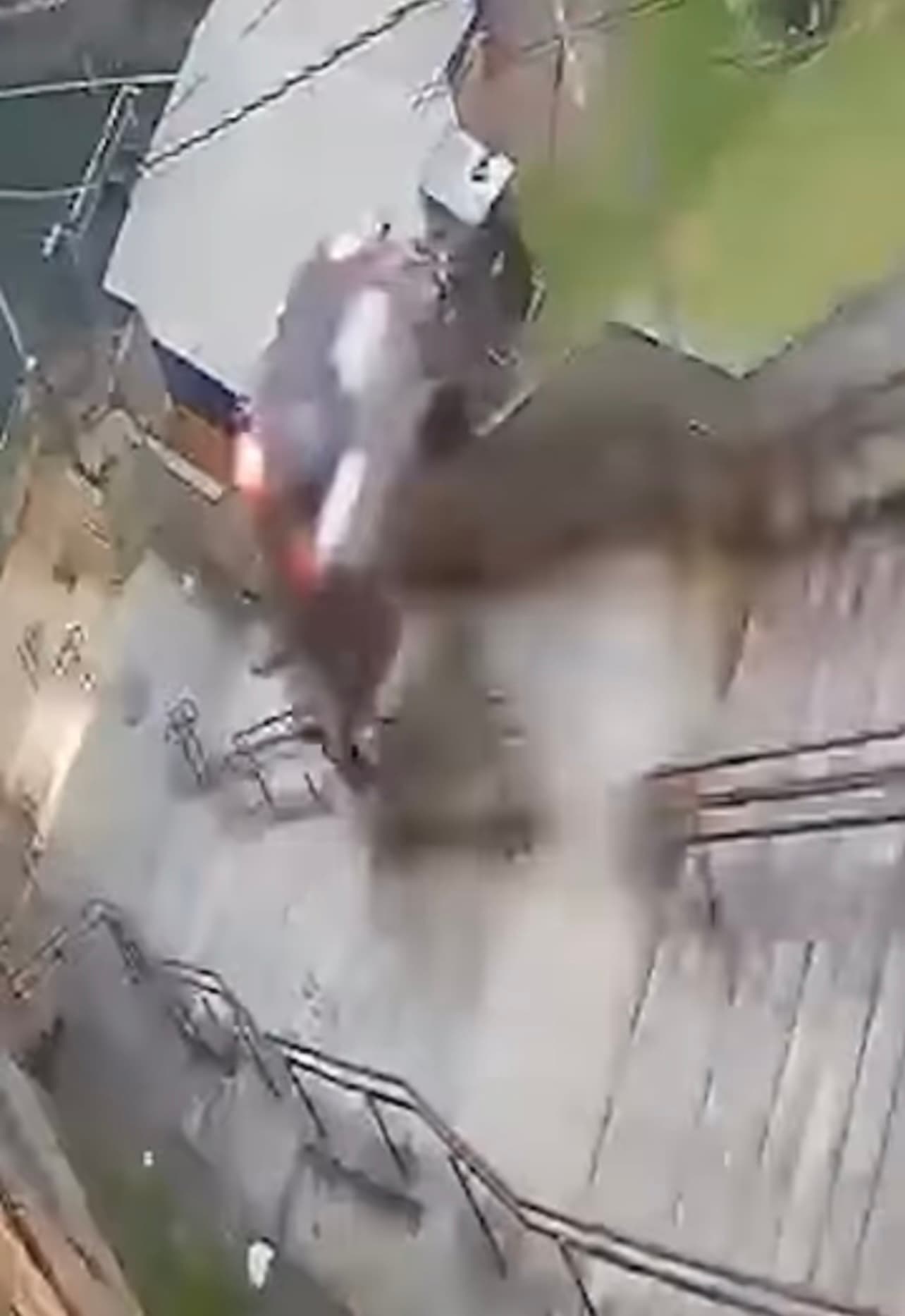 Motorista perde controle e carro despenca em escadaria
