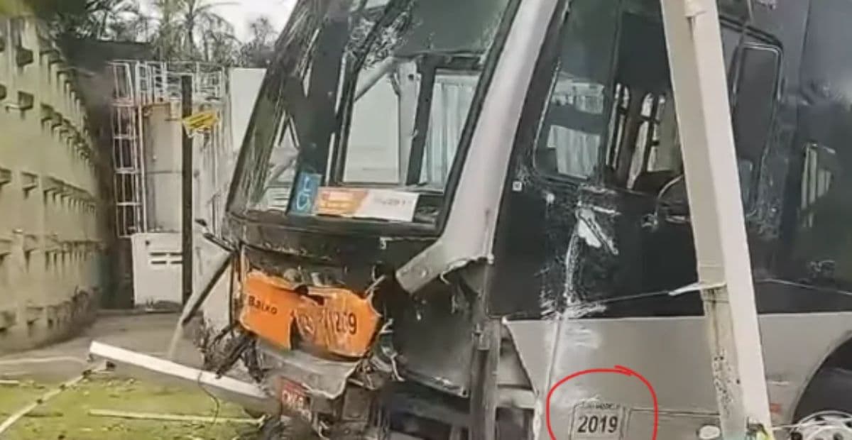 VÍDEO: Ônibus perde o freio, bate em 15 veículos e deixa 12 feridos
