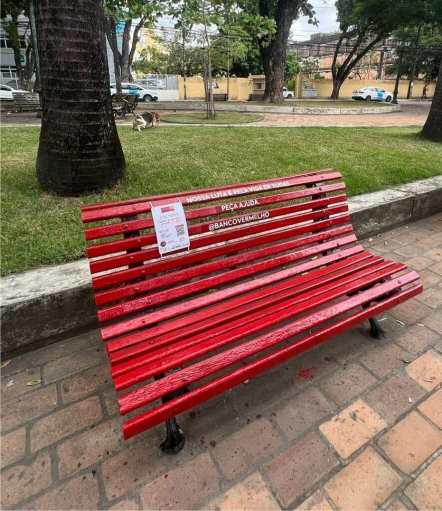 Vereador quer bancos vermelhos, com frases de impacto e QR Code em Manaus