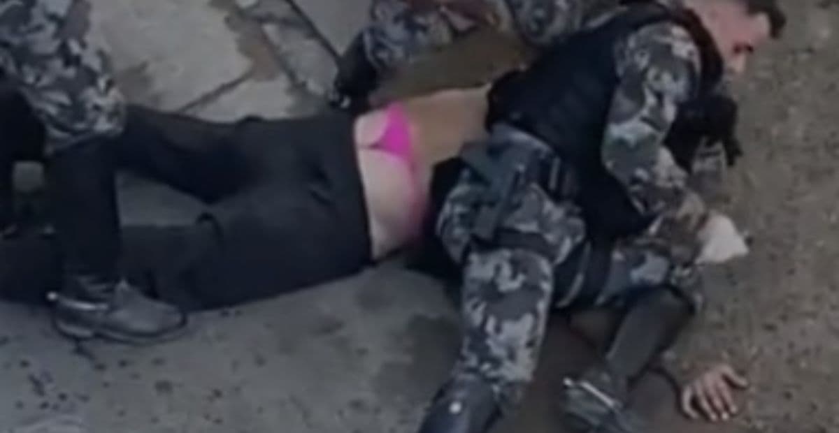 “De fio dental”: ‘Valentão’ é contido por policiais e aparece de calcinha rosa; veja vídeo