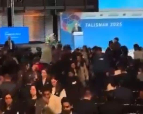 Chanceler Alemão é deixado falando sozinho em palestra em Berlim