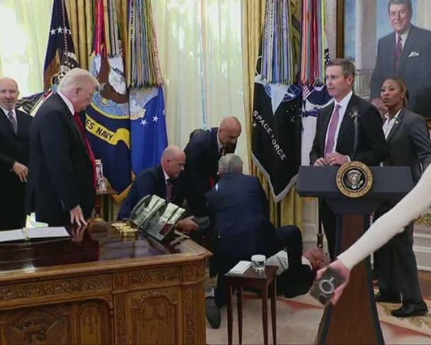 Homem passa mal e desmaia ao lado de Trump em evento na Casa Branca