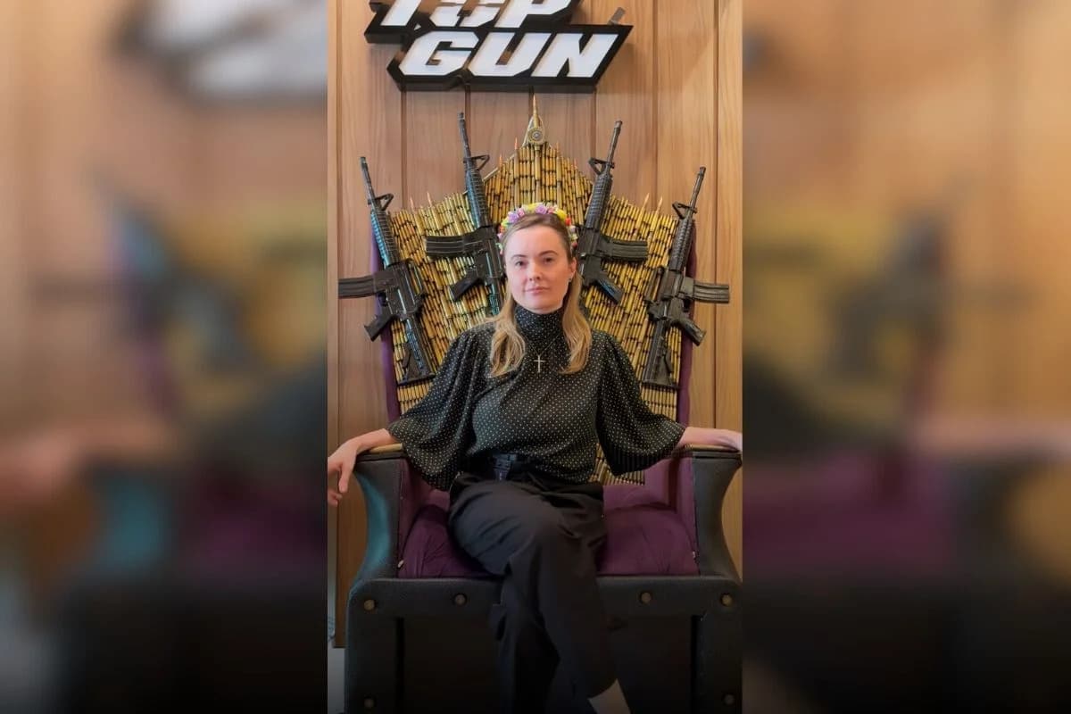 Deputada federal posta foto rodeada de fuzis com legenda irônica: “Game of Santa Catarina”