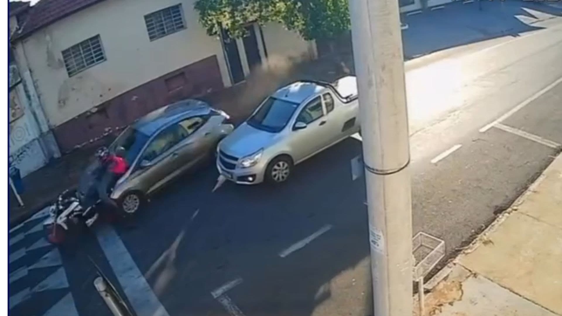 VÍDEO: Motociclista “voa” após ser atropelado por carro em São Paulo