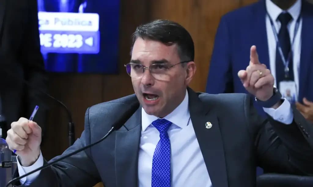 Flávio Bolsonaro pode receber título de cidadão amazonense