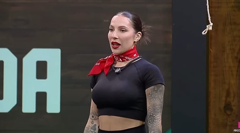 VÍDEO: Martina é expulsa de “A Fazenda” após ‘jogar’ copo em Tamires