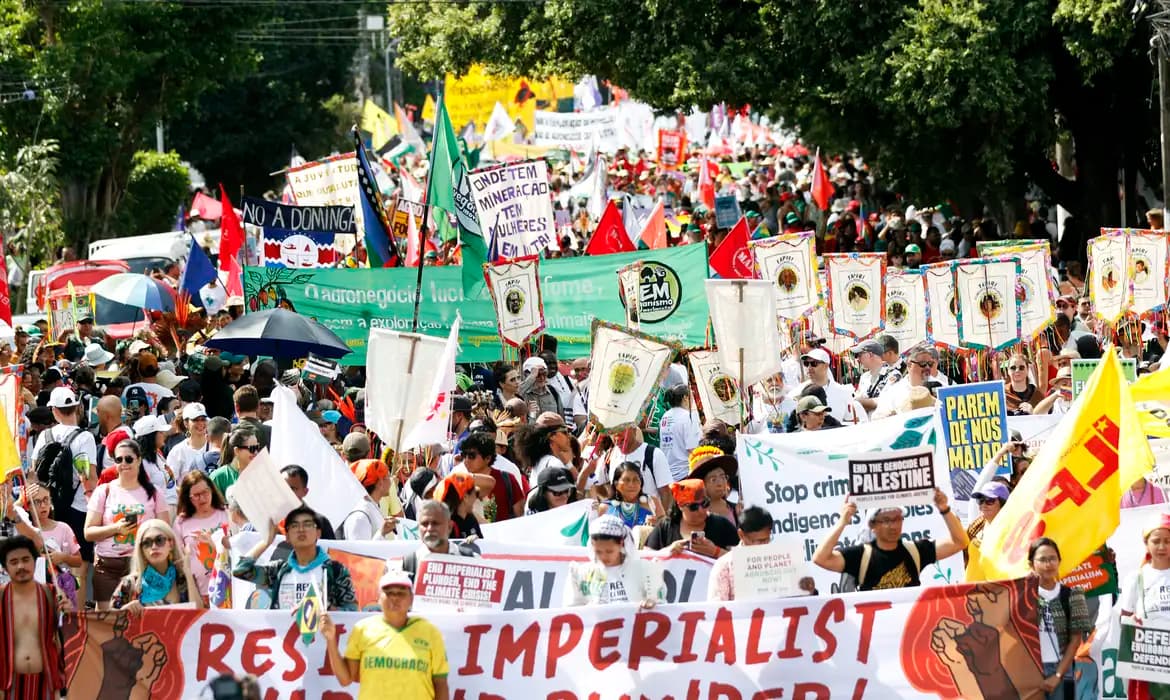COP30: Marcha pelo Clima reúne 70 mil pelas ruas de Belém