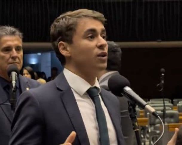 Nikolas Ferreira reage a pedido de Moraes sobre celular em visita a Bolsonaro e chama situação de “patética”