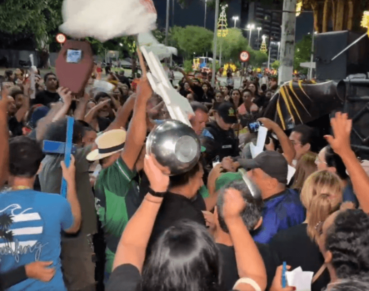 Um dia após confronto com Guarda Municipal, professores decidem o rumo da greve em Manaus