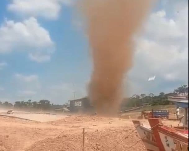 Redemoinho é registrado por moradores de Barreirinha, no Amazonas