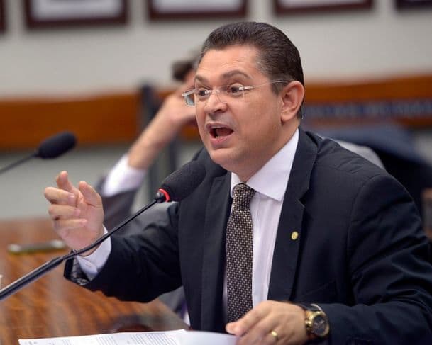 Sóstenes diz que vai denunciar Moraes em todas as embaixadas de Brasília