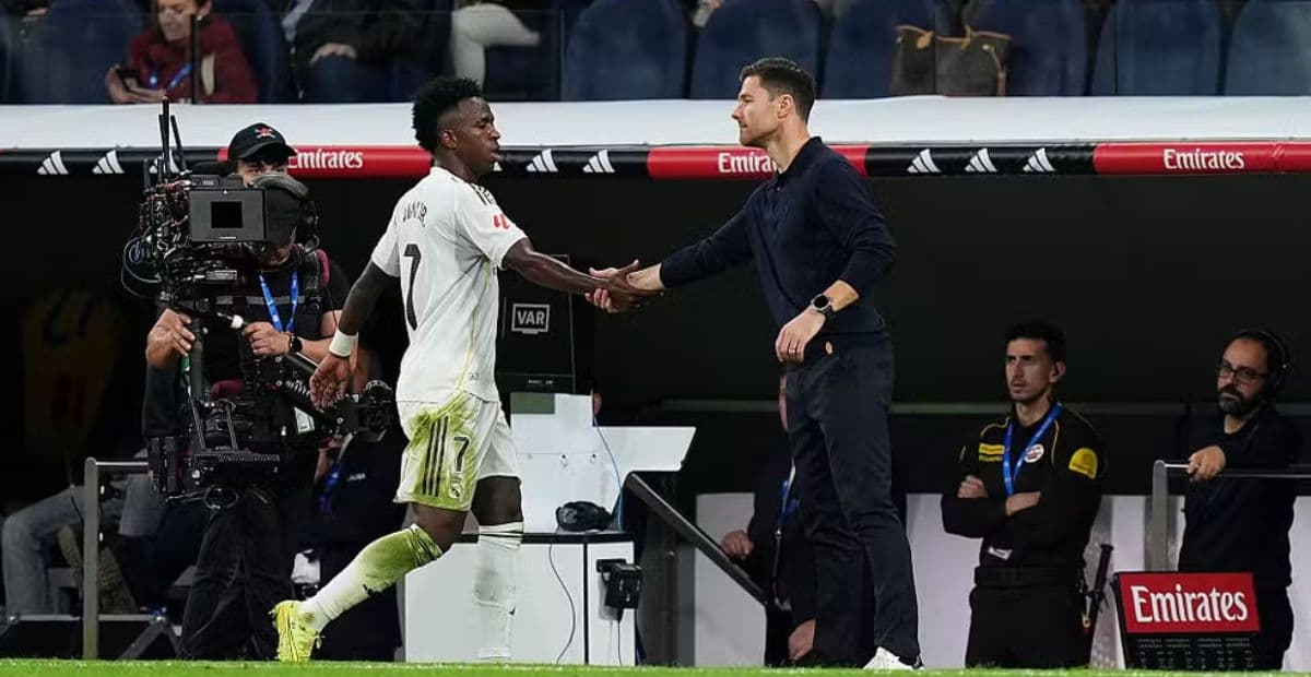 Xabi explica “raiva” no pênalti perdido por Vini e reforça: “Mbappé é o batedor número 1”