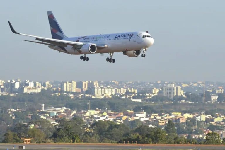 Casos de passageiros indisciplinados disparam e empresas aéreas defendem lista de restrição