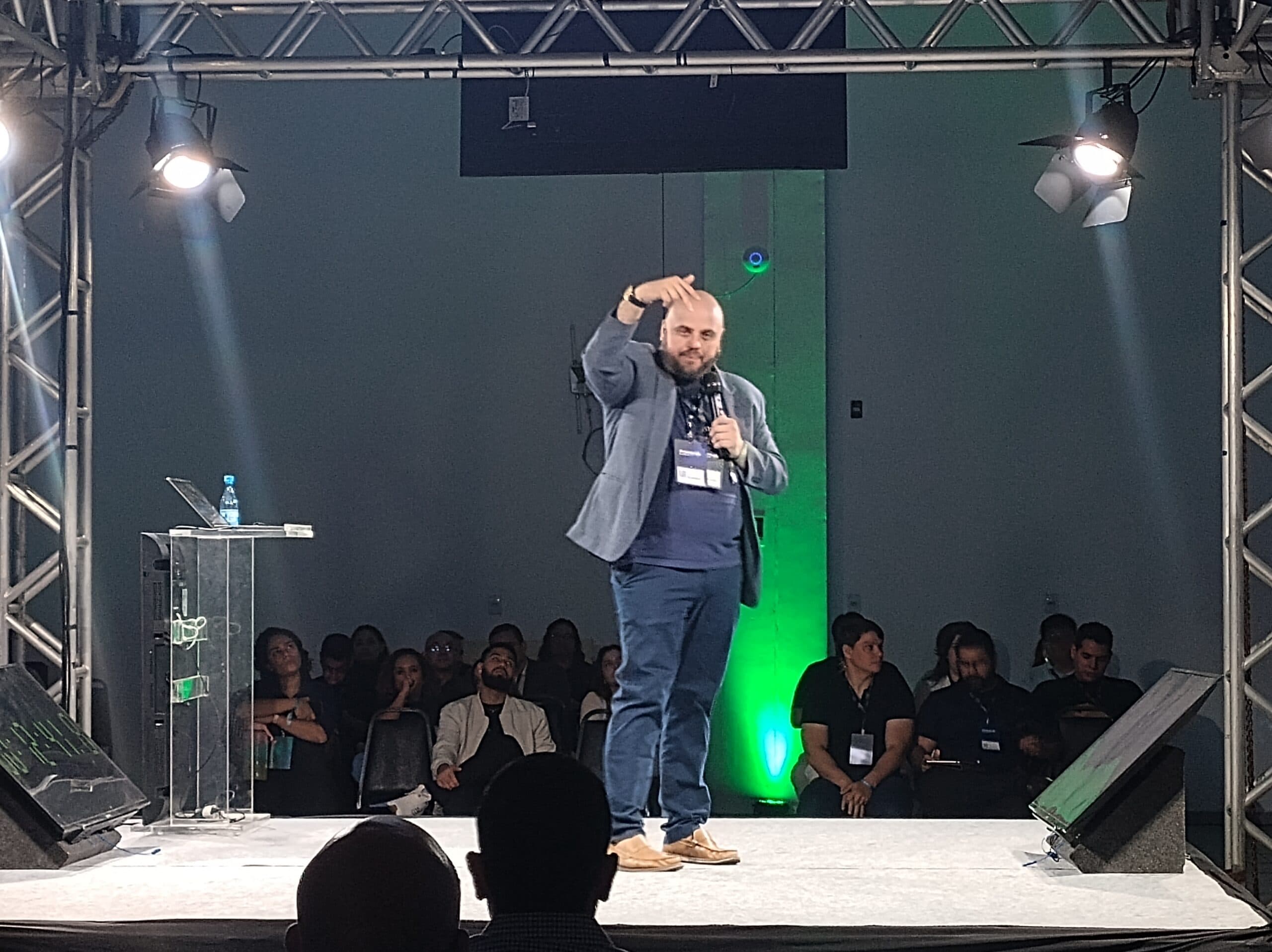 IA sem gastar fortuna: Rodrigo Araújo mostra como turbinar negócios