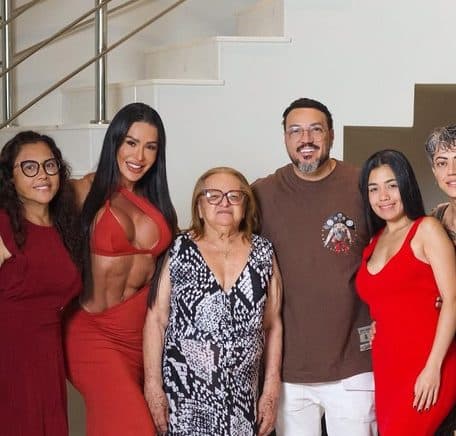 Gracyanne Barbosa e Belo passam o Natal juntos após separação