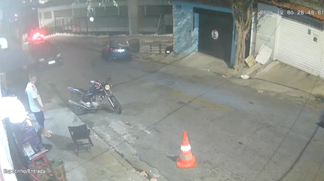 Mulher salta de carro durante ataque do ex com faca em SP