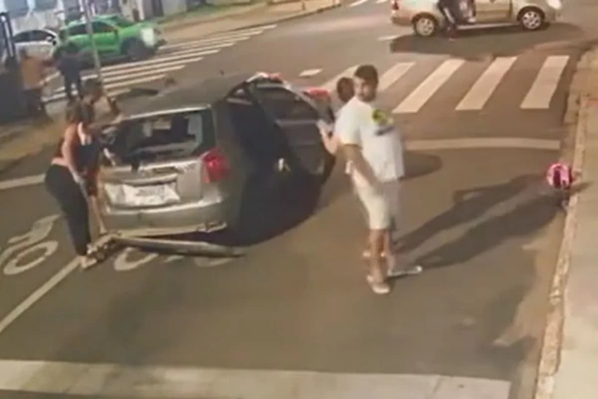 Motociclista é arremessada contra carro e acidente é registrado por câmeras