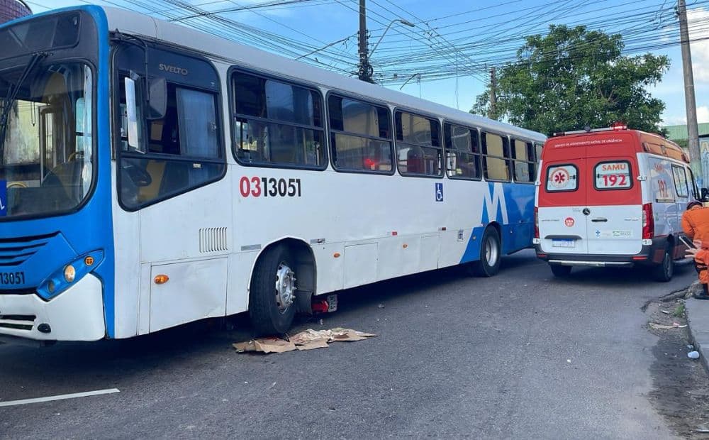 Venezuelano tem as pernas esmagadas ao ser atingido por ônibus em Manaus