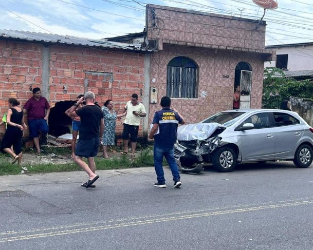 Idoso sofre infarto e colide carro contra casa em Manaus