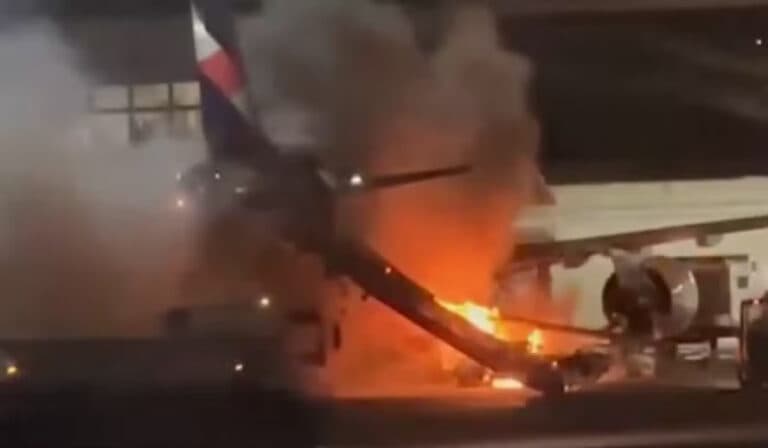 VÍDEO: Passageiros são retirados de avião da Latam após incêndio em equipamento no Aeroporto de SP