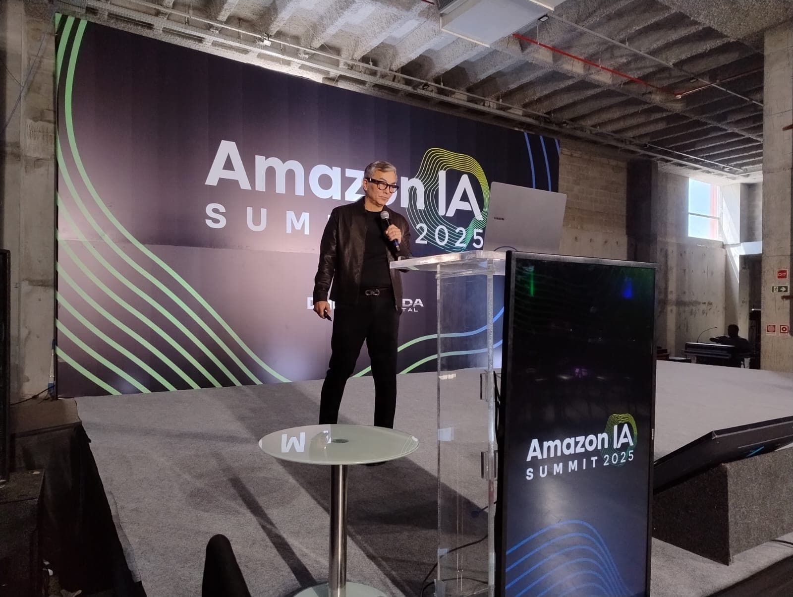 Amazon IA Summit 2025: Mudança de mentalidade é chave para sobreviver no mercado, diz Carlos Oshiro