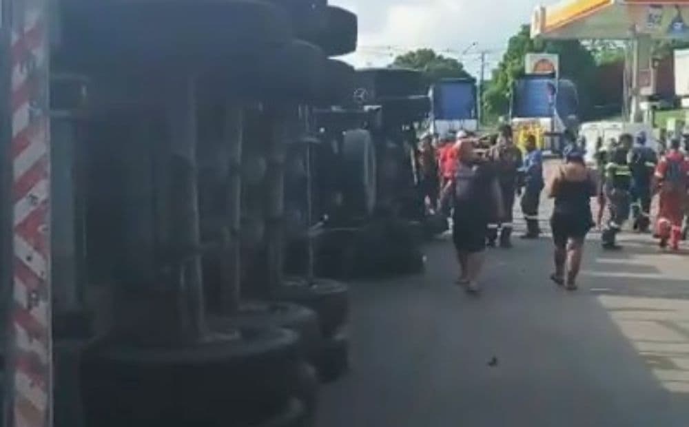 Carreta com container tomba no Distrito Industrial na entrada do Porto Chibatão