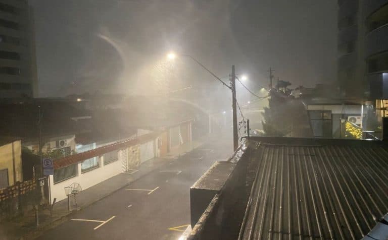 Forte chuva atinge Manaus na noite deste domingo e Defesa Civil emite alerta