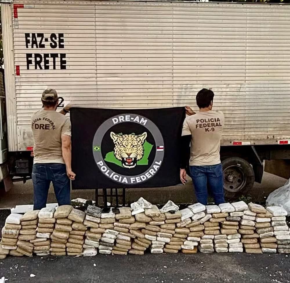 PF intercepta caminhão no AM com 182 kg de maconha e pistolas a caminho do RJ