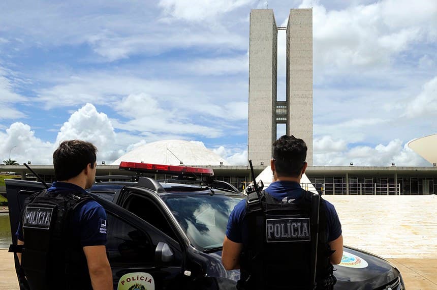 Policiais legislativos agora podem portar armas em todo o país, diz nova lei